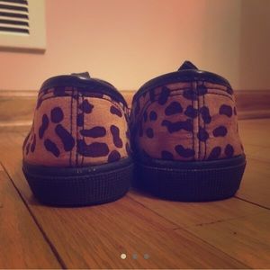 Cute leopard print canvas shoes.